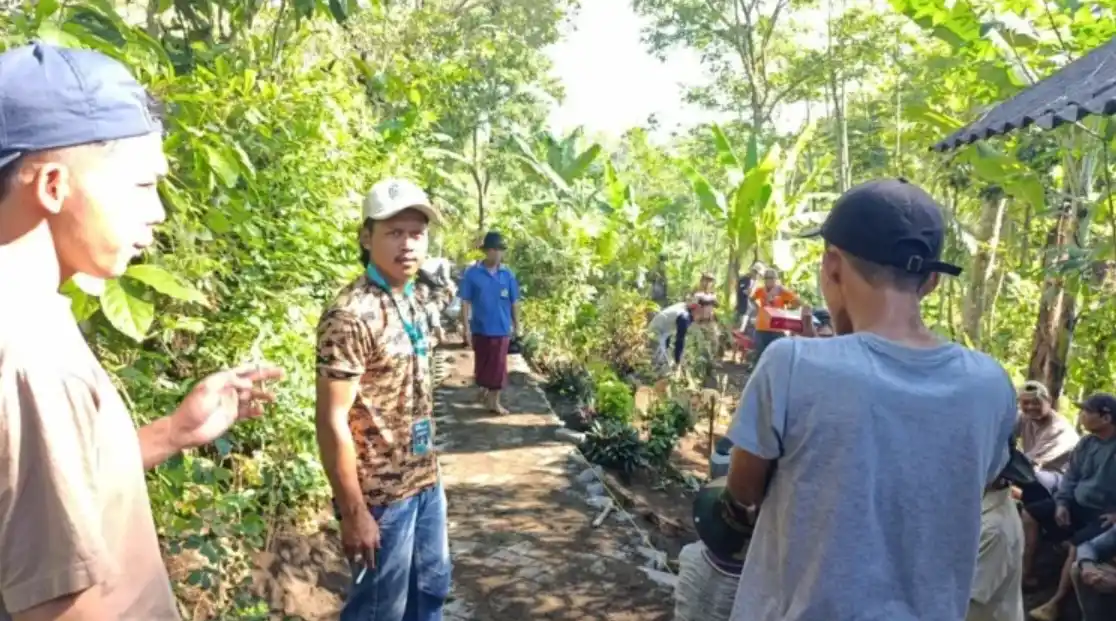 Mahasiswa KKN STIT Ibnu Sina Ikut Kerja Bakti Bersihkan Makam Dusun Babadan